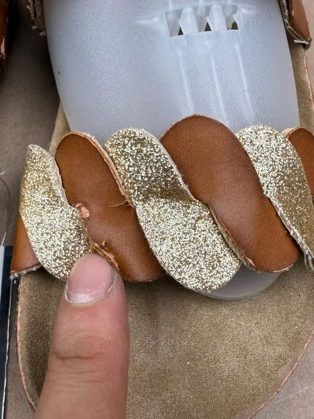 Tahari Girls Youth Sandals Size 2 Tan Gold Memory Foam DAMAGE